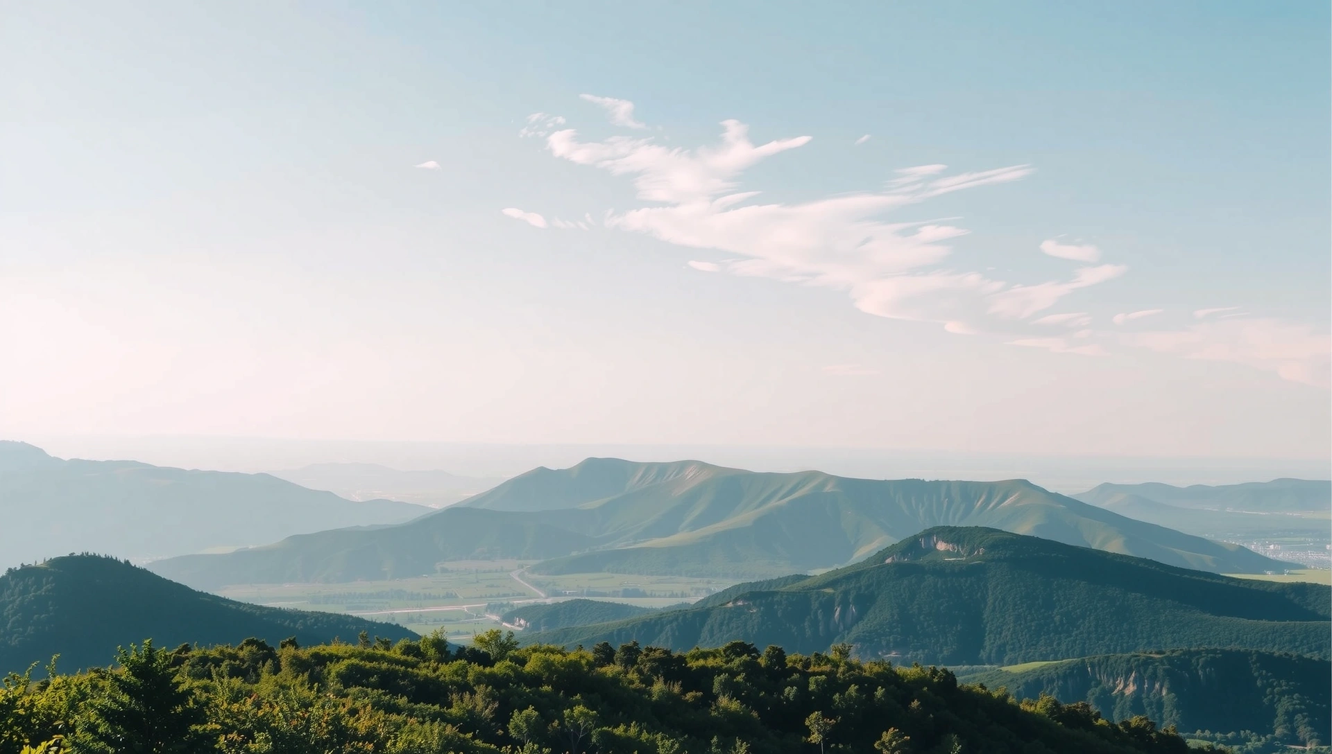 Panoramica di un paesaggio naturale incontaminato con vegetazione rigogliosa e un cielo sereno che simboleggia benessere e natura.